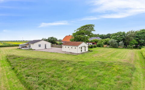 Janin - 400M from the Sea: Blauw, Struik, Verblijf, Groundcover, Tuin, Landgoed, Schaduw, Landscaping, Boerderij, Eco Hotel