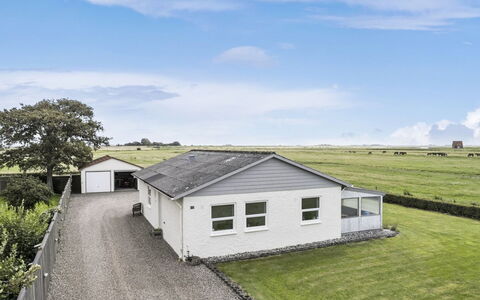 Janin - 400M from the Sea: Blauw, Struik, Verblijf, Groundcover, Tuin, Landgoed, Schaduw, Landscaping, Boerderij, Eco Hotel