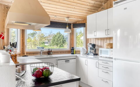 Elisenda - 1Km from the Sea: Hout, Huis, Veranda, Dek, Hardwood, Dak, Beits, Houten Vloer, Eco Hotel
