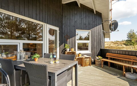 Elisenda - 1Km from the Sea: Hout, Huis, Veranda, Dek, Hardwood, Dak, Beits, Houten Vloer, Eco Hotel