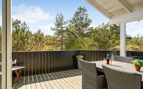 Elisenda - 1Km from the Sea: Hout, Huis, Veranda, Dek, Hardwood, Dak, Beits, Houten Vloer, Eco Hotel