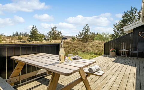 Elisenda - 1Km from the Sea: Hout, Huis, Veranda, Dek, Hardwood, Dak, Beits, Houten Vloer, Eco Hotel