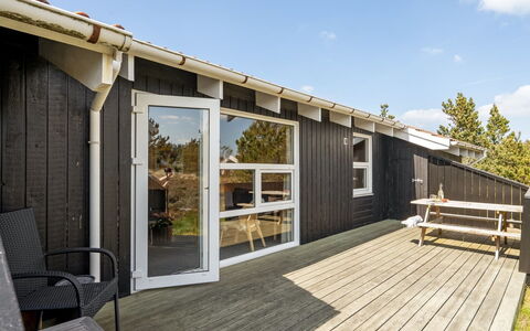 Elisenda - 1Km from the Sea: Hout, Huis, Veranda, Dek, Hardwood, Dak, Beits, Houten Vloer, Eco Hotel
