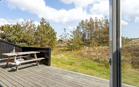 Elisenda - 1Km from the Sea: Hout, Huis, Veranda, Dek, Hardwood, Dak, Beits, Houten Vloer, Eco Hotel