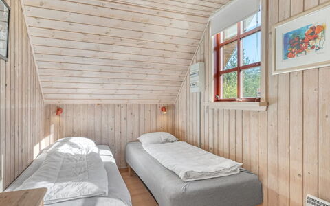 Niesina - 600M to the Fjord: Muur, Hout, Slaapkamer, Verdieping, Bed, Flooring, Huis, Meubilair, Hardwood, Huis