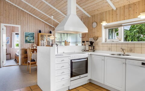 Maira - from the Sea: Keuken, Hout, Flooring, Interieur Ontwerp, Countertop, Plafond, Meubilair, Major Appliance, Verdieping, Toestel Van De Keuken