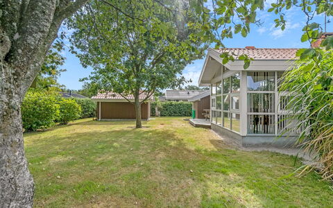 Maira - from the Sea: Gras, Huis, Woongebied, Struik, Huis, Tuin, Landgoed, Land Lot, Gazon