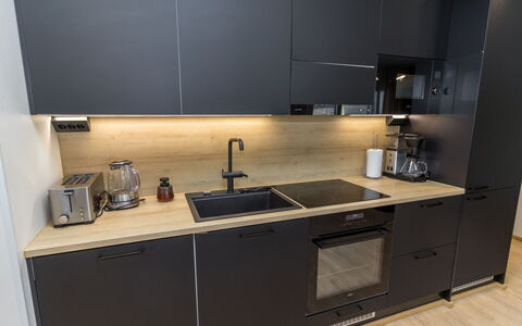 Casa Krogerus Ruka: Toestel Van De Keuken, Keuken, Countertop, Major Appliance, Cabinetry, Interieur Ontwerp, Flooring, Huishoudapparatuur, Meubilair, Fornuis