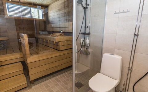 Casa Krogerus Ruka: Flooring, Verdieping, Loodgieterswerkinrichting, Interieur Ontwerp, Hout, Badkamer, Loodgieter, Toilet, Tegel, Kraan