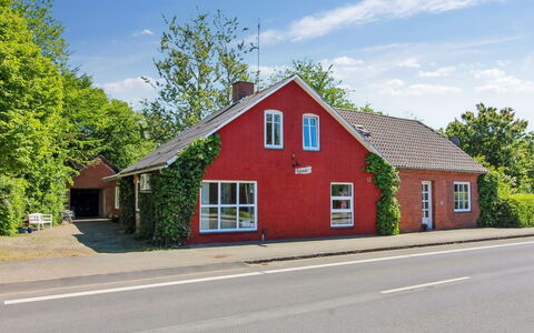 Kiri - 24Km from the Sea: Dak, Huis, Huis, Verblijf, Deur, Siding, Landgoed, Gazon, Werf, Veranda