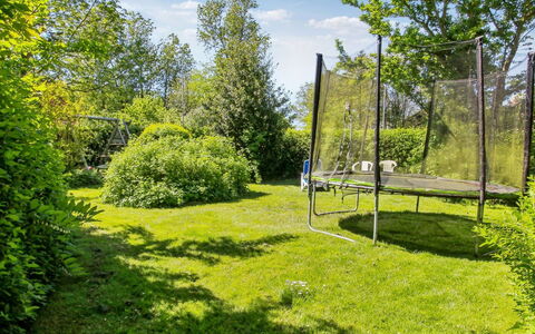 Kiri - 24Km from the Sea: Dak, Huis, Huis, Verblijf, Deur, Siding, Landgoed, Gazon, Werf, Veranda