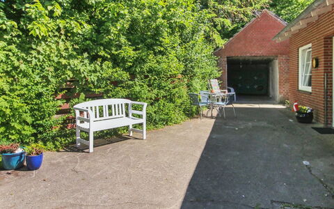Kiri - 24Km from the Sea: Dak, Huis, Huis, Verblijf, Deur, Siding, Landgoed, Gazon, Werf, Veranda
