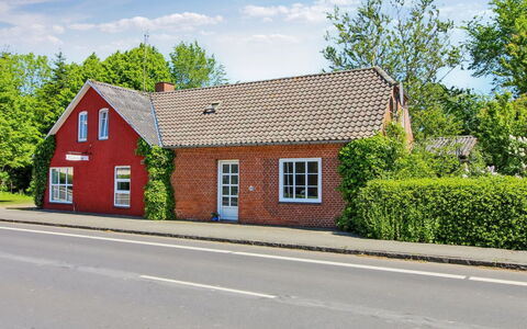 Kiri - 24Km from the Sea: Dak, Huis, Huis, Verblijf, Deur, Siding, Landgoed, Gazon, Werf, Veranda