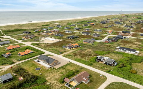 Emppu - 250M from the Sea: Dak, Huis, Deur, Verblijf, Schaduw, Siding, Werf, Landgoed, Backyard