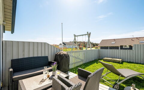 Emppu - 250M from the Sea: Dak, Huis, Deur, Verblijf, Schaduw, Siding, Werf, Landgoed, Backyard