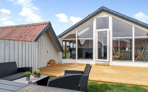 Emppu - 250M from the Sea: Dak, Huis, Deur, Verblijf, Schaduw, Siding, Werf, Landgoed, Backyard
