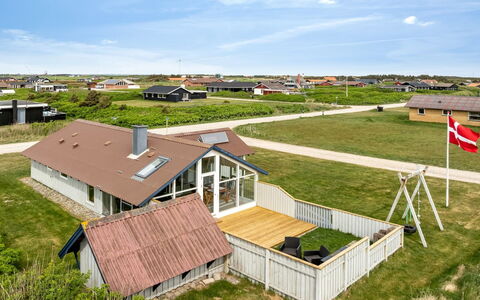 Emppu - 250M from the Sea: Dak, Huis, Deur, Verblijf, Schaduw, Siding, Werf, Landgoed, Backyard