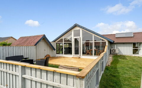 Emppu - 250M from the Sea: Dak, Huis, Deur, Verblijf, Schaduw, Siding, Werf, Landgoed, Backyard