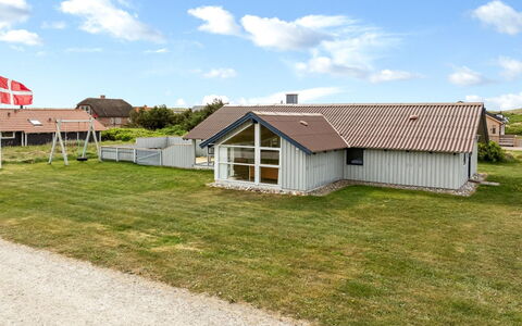 Emppu - 250M from the Sea: Dak, Huis, Deur, Verblijf, Schaduw, Siding, Werf, Landgoed, Backyard