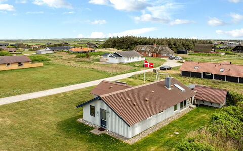 Emppu - 250M from the Sea: Dak, Huis, Deur, Verblijf, Schaduw, Siding, Werf, Landgoed, Backyard