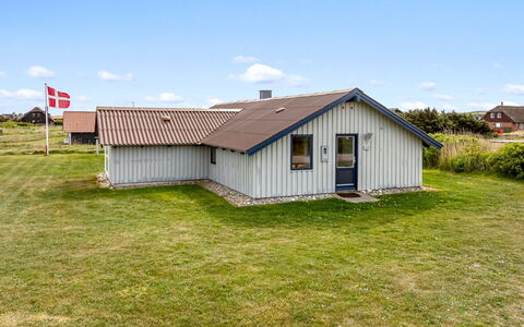 Emppu - 250M from the Sea: Dak, Huis, Deur, Verblijf, Schaduw, Siding, Werf, Landgoed, Backyard
