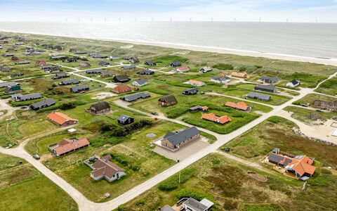 Emppu - 250M from the Sea: Dak, Huis, Deur, Verblijf, Schaduw, Siding, Werf, Landgoed, Backyard