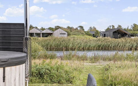 Frithbjorn - 900M from the Sea: Hout, Huis, Veranda, Dek, Hardwood, Dak, Beits, Houten Vloer, Eco Hotel