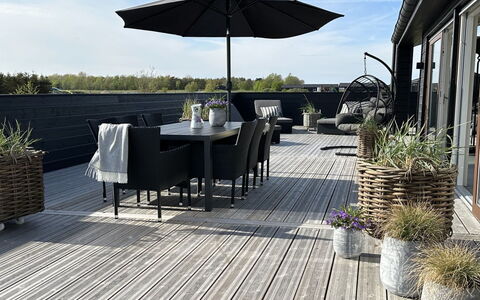 Frithbjorn - 900M from the Sea: Hout, Huis, Veranda, Dek, Hardwood, Dak, Beits, Houten Vloer, Eco Hotel