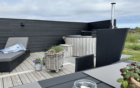 Frithbjorn - 900M from the Sea: Hout, Huis, Veranda, Dek, Hardwood, Dak, Beits, Houten Vloer, Eco Hotel