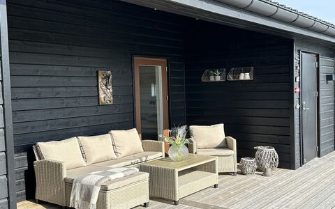 Frithbjorn - 900M from the Sea: Hout, Huis, Veranda, Dek, Hardwood, Dak, Beits, Houten Vloer, Eco Hotel