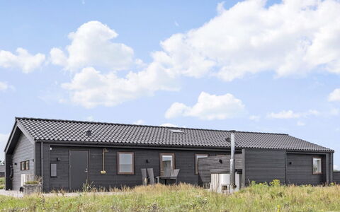 Frithbjorn - 900M from the Sea: Hout, Huis, Veranda, Dek, Hardwood, Dak, Beits, Houten Vloer, Eco Hotel