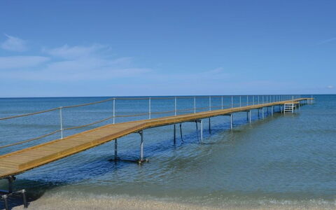 Frithbjorn - 900M from the Sea: Hout, Huis, Veranda, Dek, Hardwood, Dak, Beits, Houten Vloer, Eco Hotel