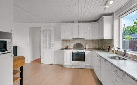 Elika - 1.5Km from the Sea: Flooring, Hout, Verdieping, Plafond, Interieur Ontwerp, Keuken, Houten Vloer, Countertop, Cabinetry, Toestel Van De Keuken