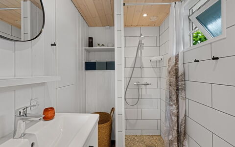 Terkel - 800M to the Fjord: Flooring, Hout, Loodgieterswerkinrichting, Verdieping, Interieur Ontwerp, Badkamer, Loodgieter, Kraan, Plafond, Kamer
