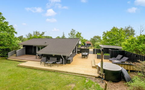 Terkel - 800M to the Fjord: Dak, Huis, Verblijf, Schaduw, Dek, Landgoed, Veranda, Werf, Tuin, Boerderij