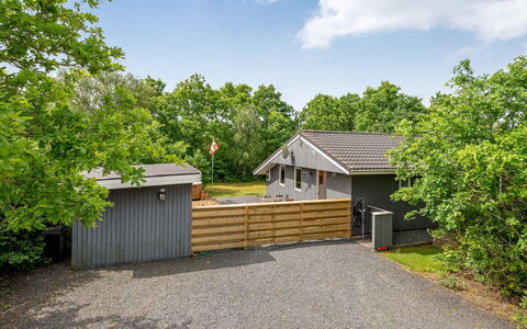 Terkel - 800M to the Fjord: Dak, Verblijf, Huis, Schaduw, Siding, Boerderij, Veranda, Outdoor Structuur, Garden Gebouwen