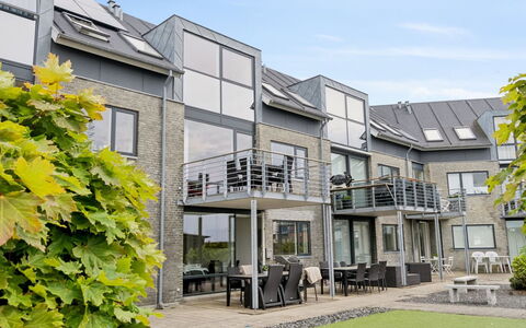 Skade - 10M from the Sea: Zwembad, Buitenmeubels, Meubilair, Toevlucht, Flagstone, Eco Hotel, Schaduw, Stoel, Vrije Tijd, Landgoed