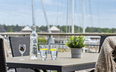 Skade - 10M from the Sea: Zwembad, Buitenmeubels, Meubilair, Toevlucht, Flagstone, Eco Hotel, Schaduw, Stoel, Vrije Tijd, Landgoed