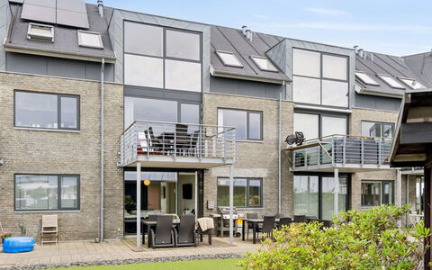 Skade - 10M from the Sea: Zwembad, Buitenmeubels, Meubilair, Toevlucht, Flagstone, Eco Hotel, Schaduw, Stoel, Vrije Tijd, Landgoed