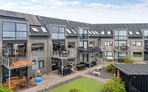 Skade - 10M from the Sea: Zwembad, Buitenmeubels, Meubilair, Toevlucht, Flagstone, Eco Hotel, Schaduw, Stoel, Vrije Tijd, Landgoed