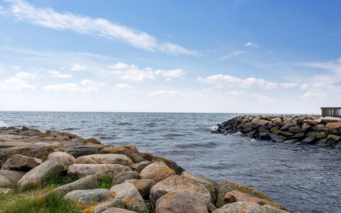 Skade - 10M from the Sea: Zwembad, Buitenmeubels, Meubilair, Toevlucht, Flagstone, Eco Hotel, Schaduw, Stoel, Vrije Tijd, Landgoed