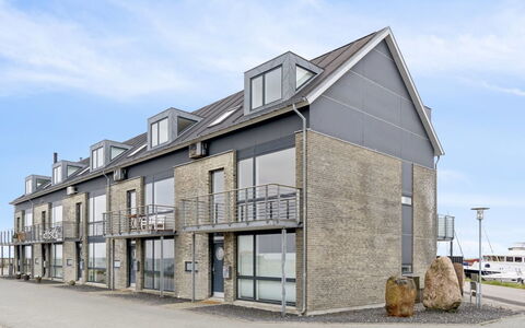 Skade - 10M from the Sea: Zwembad, Buitenmeubels, Meubilair, Toevlucht, Flagstone, Eco Hotel, Schaduw, Stoel, Vrije Tijd, Landgoed