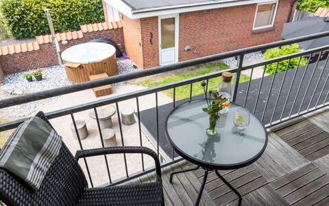 Sissela - from the Sea: Hout, Huis, Veranda, Dek, Hardwood, Dak, Beits, Houten Vloer, Eco Hotel
