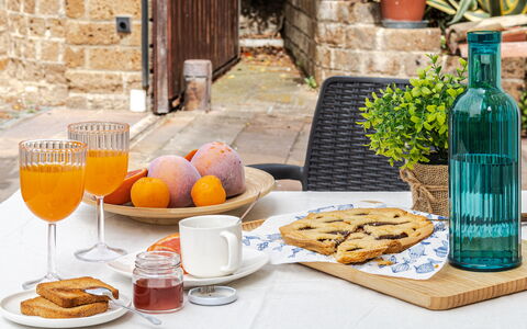 Cyca Holiday Home: Voedsel, Tafel, Tableware, Fabriek, Fles, Dishware, Bord, Ingrediënt, Hout, Oranje