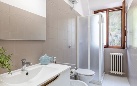 Cyca Holiday Home: Kraan, Loodgieterswerkinrichting, Wastafel, Eigendom, Wastafel In De Badkamer, Fabriek, Badkamer, Venster, Spiegel, Interieur Ontwerp