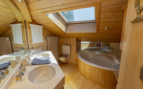 Chalet Rebhalde: Loodgieterswerkinrichting, Hout, Interieur Ontwerp, Bad, Loodgieter, Verdieping, Kraan, Badkamer, Wastafel, Beits