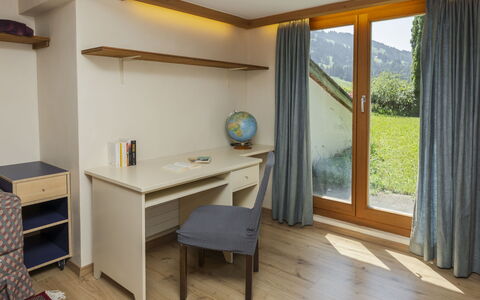 Chalet Rebhalde: Meubilair, Interieur Ontwerp, Hout, Kamer, Plafond, Verdieping, Stoel, Bureau, Beits, Lade