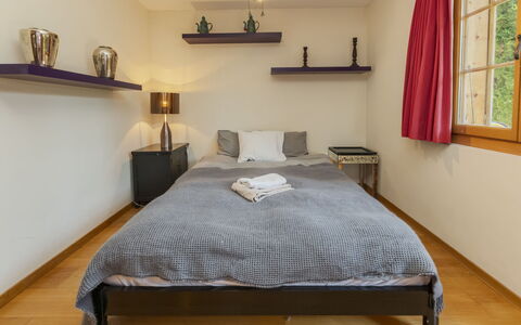 Chalet Rebhalde: Meubilair, Bed, Interieur Ontwerp, Slaapkamer, Muur, Bedding, Laken, Flooring, Hout, Verdieping