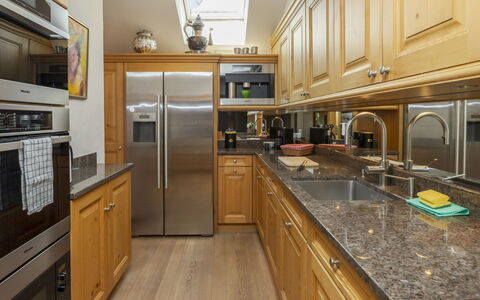 Chalet Rebhalde: Keuken, Countertop, Toestel Van De Keuken, Meubilair, Cabinetry, Major Appliance, Interieur Ontwerp, Flooring, Huishoudapparatuur, Hout