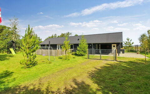 Golubinka - 2.5Km from the Sea: Meubilair, Interieur Ontwerp, Flooring, Verdieping, Plafond, Kamer, Stoel, Tafel, Appartement, Keuken En Eettafel